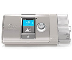 AirCurve 10 ST shown from the front with the home screen open and the humidifier chamber on the side filled to the max-fill line.